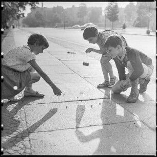 Kinder spielen auf mit Murmeln, 1964. SW-Foto © Kurt Schwarz.