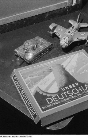 Spielzeug (Panzer, Flugzeug, Gesellschaftsspiel)
