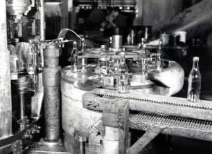Freital, Dresdner Straße 136. Glashütte Freital. Werkhalle. Glasproduktion. Produktionsanlage. Förderanlage mit fertigen Flaschen
