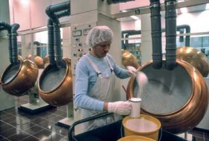 ASTA-Werke, pharmazeutische Produktion, in Halle-Künsebeck, 1984 Hier: Fertigung der Rezepturen für Medikamente