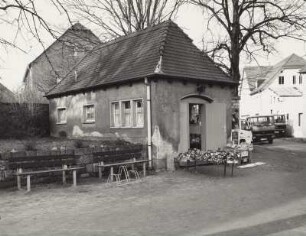 Moritzburg, Wartehäuschen : Moritzburg, Käthe-Kollwitz-Platz, Wartehäuschen, 1925/1935, Straßenansicht