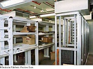 Sächsische Landesbibliothek - Staats- und Universitätsbibliothek Dresden, Zentralbibliothek. Abteilung Datenverarbeitung. Serverraum mit teilweise bestückten Regalen : Dresden-Räcknitz, Zellescher Weg 18. Sächsische Landesbibliothek - Staats- und Universitätsbibliothek Dresden, Zentralbibliothek. Abteilung Datenverarbeitung. Serverraum mit teilweise bestückten Regalen