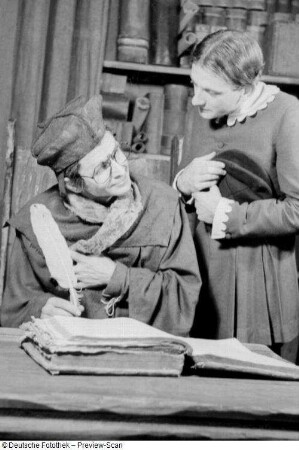 Szenenbilder aus der Tragödie "Faust. Der Tragödie erster Teil" von Johann Wolfgang von Goethe am Deutschen Theater Berlin : Soloaufnahme von Wolfgang Langhoff als Mephisto