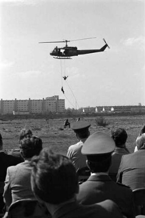 Demonstration einer neuartigen Technik des Abseilens aus Hubschraubern bei den US-Streitkräften anlässlich der Verabschiedung des amerikanischen Polizeichefs Dennis Foster
