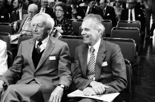 32. Tagung 1982 Physiker; Eröffnung am 26.06.82: Hannes Alfvén, Rudolf L. Mößbauer; dahinter Ehepaar Brattain