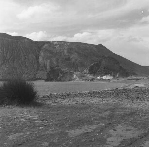 Vulcano, vulkanisch geprägte Landschaft mit der Dampfwolke einer Fumarole
