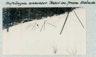 Foto vom Aufhängen schlechter Kabel im freien Gelände