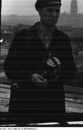 Dresden. "Australier in Dresden" Architekt John Walker auf einer Baustelle, November 1951