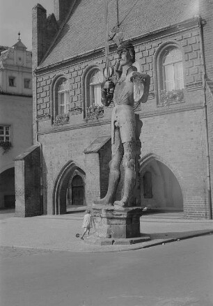Stendal. Gerichtslaube mit Roland