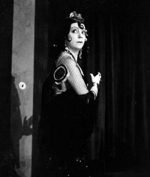 Kabarett der Komiker: Asta Nielsen; in: "Kriminalsketch Zimmer 16"; (Kopf groß, Blick über Schulter)