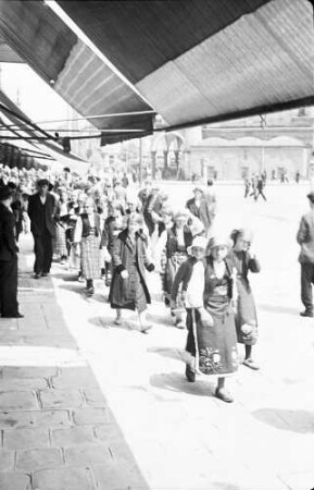 Sofia: Boulevard Maria Luisa, Mädchen in Gruppen