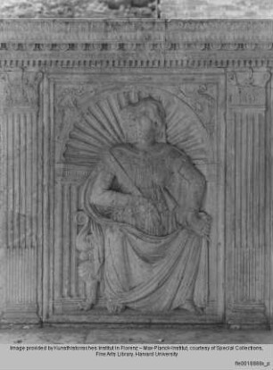 Marmorbank mit Darstellungen der Kardinaltugenden : Reliefs der Rückenlehne