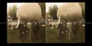 Zuschauer vor einem Ballon auf dem Festplatz Tegel