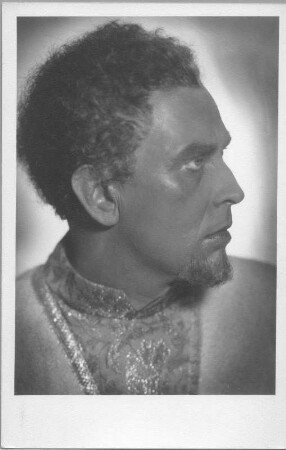 Gothart Portloff als Othello : Gothart Portloff als Othello in dem gleichnamigen Schauspiel von William Shakespeare in der Inszenierung von V. Ahlers. Fotografie (Weltpostkarte) von Reinhard Berger. Neueinstudierung (erstmals in der neuen Übertragung von Walter Josten) Schauspielhaus Dresden, 26.11.1942