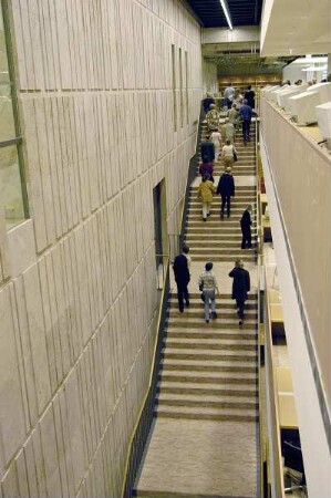 Haupttreppe im Nordriegel (Ebene -1 bis 0) : Besucher auf der Haupttreppe von der Ebene -1 zur Ebene 0