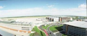 Dresden-Klotzsche, Flughafenstraße. Flughafen Dresden. Blick gegen Vorfeld des Flughafens, Terminal, Hangar und Parkhaus