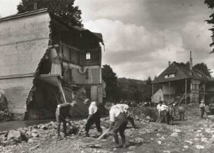 Unwetterkatastrophe im Osterzgebirge am 8./9. Juli 1927. Berggießhübel. Zerstörungen und beginnende Aufräumarbeiten