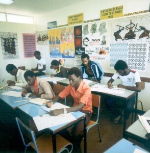 Nairobi. Schulkomplex "Shauri Moyo". Eine kunstgewerbliche Klasse.