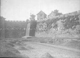 Glasnegativ von der Stadtmauer in "Wei hsien"