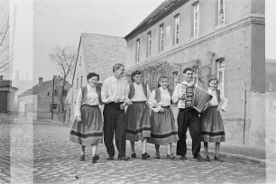 Sorbische Volkstanzgruppe mit Akkordeonspieler