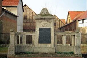 Kriegerdenkmal in der Mitte des Ortes; Gebäude