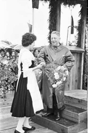 Appenweier: Eröffnungsfeier der Strecke Achern - Appenweier; Trachtenmaidli überreicht Blumen an Regierungspräsident Dichtel