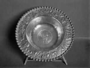 Silberne Schale aus dem Mildenhall-Schatz mit Olympia-Portrait in der Mitte und Portraits und Tieren am Rand