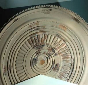 Olympia, Neues Museum, Scheibenakroter, Durchmesser 2,3 m, spätes 6. Jh. v. Chr. vom Ostgiebel des Heraions