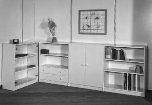 Anbaustrecke : Berlin. VEB Möbelkombinat Berlin (MKB). Hausmesse, 1986. Anbaustrecke. Holz, hellgrau beschichtet (1986; VEB Möbelkombinat Berlin (MKB))