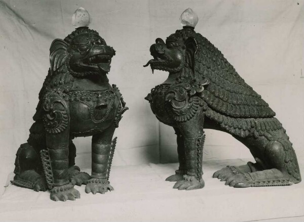 Deux sculptures de dragons