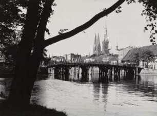 Lübeck, Trave mit Dankwartsbrücke. Blick gegen die Altstadt mit Marien- und Petrikirche von Südwesten