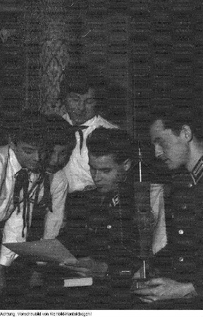 Pioniere als Gratulanten in einem Truppenteil der NVA (Anlass wohl Tag der NVA, 1. März 1961) : Dresden. Pioniere als Gratulanten in einem Truppenteil der NVA (Anlass wohl Tag der NVA, 1. März 1961)