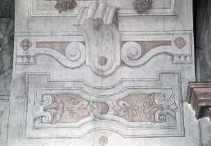 Scheinarchitektur und dekorative Elemente