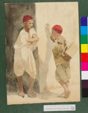 Zwei Jungen mit roter Kappe an Hausecke