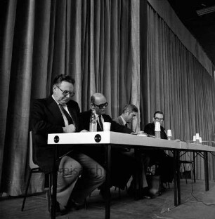 Kreisbauernverband Stormarn: Bad Oldesloe: Stormarnhalle: 35. Kreisbauerntag: der Vorstandstisch mit dem Vorsitzenden Herbert Strehlow