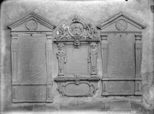 Epitaphien an der nördlichen Seitenschifffassade