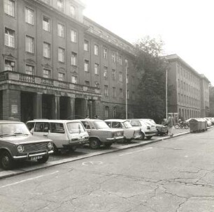 Dresden-Südvorstadt, Gutzkowstraße 29/33. Studentenwohnheim der Hochschule für Verkehrswesen "Friedrich List" (um 1955). Westflügel. Teilansicht mit Haupteingang von Westen