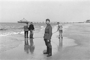 Zweiter Weltkrieg. Niederlande unter deutscher Besatzung. Den Haag. Franz Grasser am Strand vor dem Kurhaus Scheveningen. Ansicht mit angelnden Zivilisten und Blick zur Seebrücke Scheveningen (wohl um 1880)