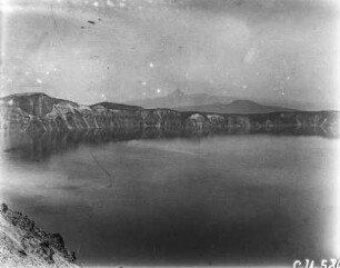 Der Crater Lake : Steilhänge am Ufer des Crater Lakes.