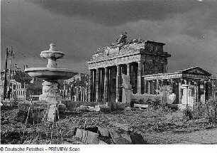 Berlin. Hindenburgplatz, Gemüsebeete an der zerstörten südlichen Springbrunnenanlage (mit unterirdischem Zugang), Blick nach Nordosten gegen Brandenburger Tor