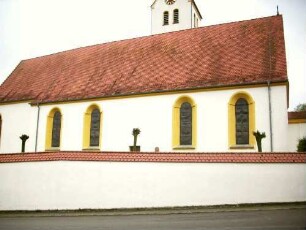 Ansicht von Norden mit Kirche (im Kern Gotisch) über Kirchhofmauer (Wehrgang abgetragen)