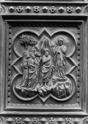 Tür — Zyklus mit Darstellungen aus dem Leben Johannes des Täufers und mit Tugenddarstellungen — linker Flügel, 4. Reihe, rechtes Relief: Johannes weist auf Christus hin