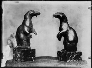Ohne Titel (Im Atelier von August Gaul: Zwei Bronzeskulpturen, drei Gänse, aufgerichtete Fischotter)
