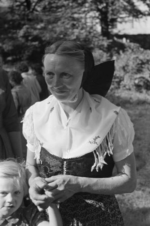 Gedenkfeier zu Ehren von Jakub Bart-Ćišinski in Panschwitz-Kuckau. : Wopomnjenska swjatočnosć k česći Jakuba Barta-Ćišinskeho w Pančicach-Kukowje.