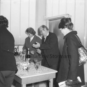Helmut Bahr Autohandel und Werkstatt: Hamburger Straße: Neubau: Einweihung: links Tisch mit Gläsern und Flaschen: dahinter drei Gäste: 3. November 1973
