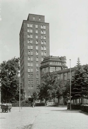 Jena, Carl-Zeiss-Werke : Jena. Carl-Zeiss-Werke und Verwaltungsgebäude. Straßenansicht