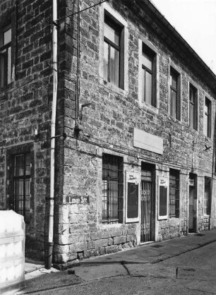 Dresden, Leipziger Straße 6. Ehem. VEB Sanitärporzellan. Gebäude mit Betriebsladen. Teilansicht mit Eingang