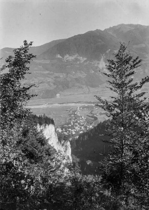 Landschaft : Blick durch die Bäume auf das Inntal.