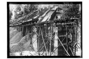 Eisenbahnbau in Thailand : Thailand. Eisenbahnstreckenbau, Schüttgerüste oberhalb Ban Tong Pung
