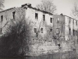 Sacka, Ruine des Herrenhauses. Ansicht über den Wassergraben